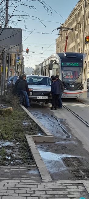 «Где же эвакуаторщики ,когда надо их нет, пробки из-за таких у....в», задаётся справедливым вопрос наш читатель..