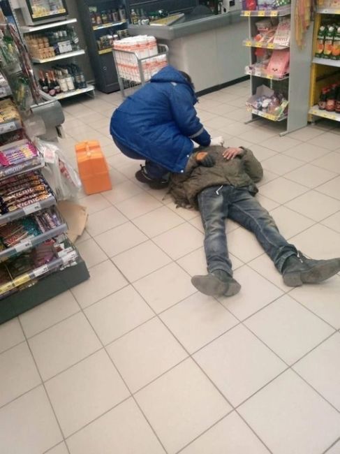 Работник спас мужчину, у которого в магазине на улице Волокова случился сердечный приступ.

«Администратор..