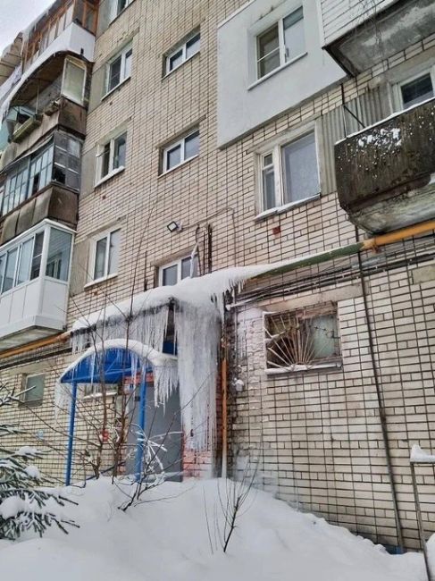 Продолжаем делиться кадрами замерзших водопадов.
📍Балахна и..