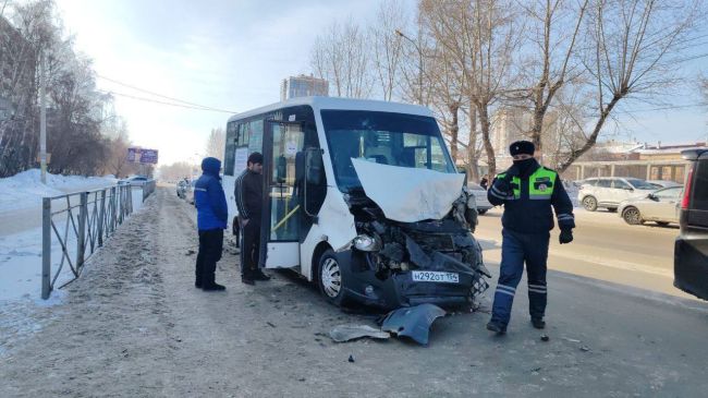 Пять пассажиров маршрутки получили травмы в ДТП в Новосибирске 

Все случилось сегодня на улице Никитина...