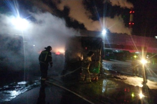 Утром в автобусном парке на Молодогвардейцев сгорел автобус. 

Фото: 74...