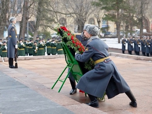 🕯 В Волгограде жители и гости Волгоградской области почтили память защитников Отечества минутой..