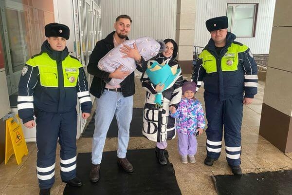 В Самаре новорожденный получил свою первую игрушку от полицейских 

Сотрудники ДПС, которые помогли..