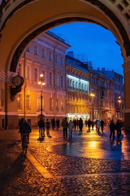 Вечерняя атмосфера Дворцовой площади..