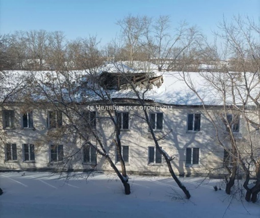 Под тяжестью снега в поселке Бажово в Копейске крыша над двумя подъездами жилого дома обрушилась 

К счастью,..