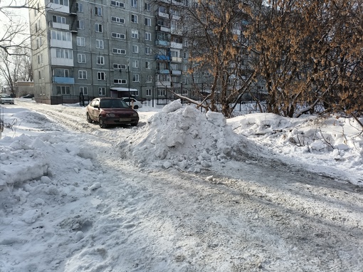 Жители улицы 5я Балтийская в очередной раз заблокировали проезд к детскому саду, почте. Сначала установили..