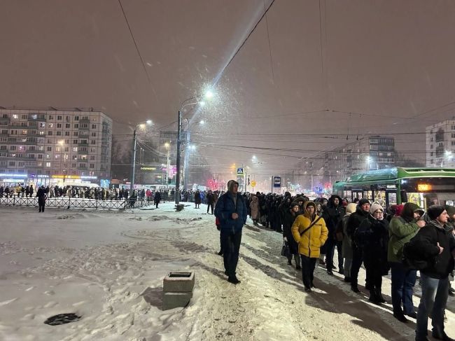 Кудрово продолжает соревноваться с Мурино за самую большую очередь на маршрутку. Так было минувшим вечером..