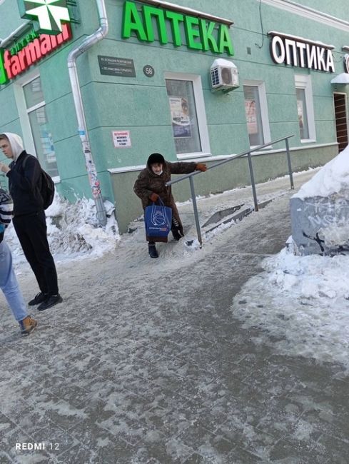 Такая маленькая лесенка на углу Покровки и Горького, а проблем для пешеходов много 
..