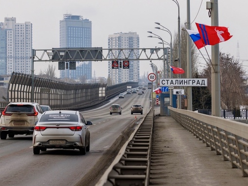 Волгоград временно переименовали в Сталинград!

🌟 На основных въездах в Волгоград установили дорожные..