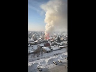 Дымом сегодня утром окутало Первомайский район. Там загорелся частный дом. 

Прибывшие на место пожарные..