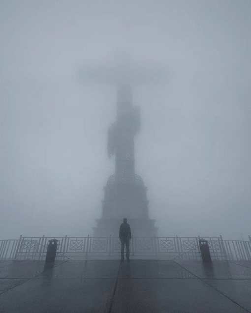 Прогулка по туманному лесу в Геленджике 👻

Тишина пронизана лишь шелестом сухих листьев под ногами и..