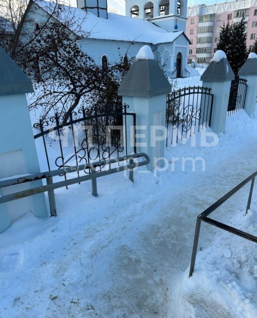 На Камской около церкви невозможно ходить по тротуару, кто отвечает за чистку данного участка? Ни с коляской,..