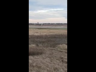 Кадры аварийной посадки военного самолёта в Ростовской области. 
 
Накануне русский экипаж СУ-25 был подбит..