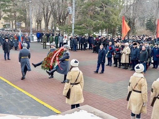 🕯 В Волгограде жители и гости Волгоградской области почтили память защитников Отечества минутой..