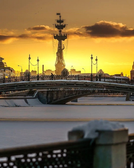 Закат на Болотной набережной

Фото..