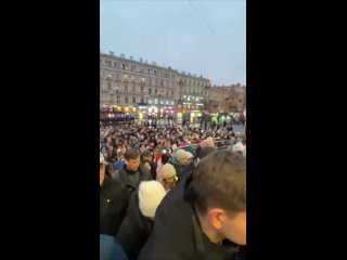 😳На Василеостровской собралась огромная толпа 
 
Все из-за того, что вход в вестибюль станции временно..