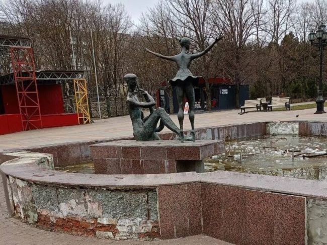 В парке Плевен пришел в негодность фонтан «Балерина и саксофонист». Еще летом сооружение выглядело..