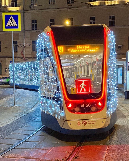 Новогодний транспорт продолжает радовать москвичей и гостей столицы.

Фото..