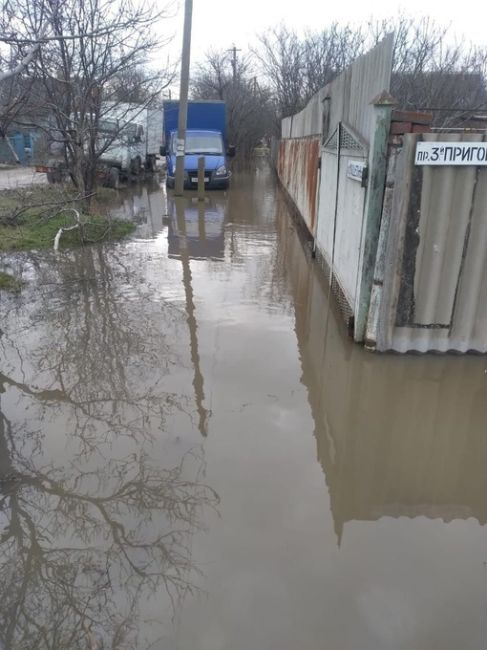 Проезд 3ий Пригородный. Месяц живём в воде в буквальном смысле😭  112 и 050 звоним ежедневно...была машина, но..