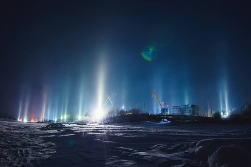 Световые столбы в небе над Городцом.

📸Ян Кемпи 
..