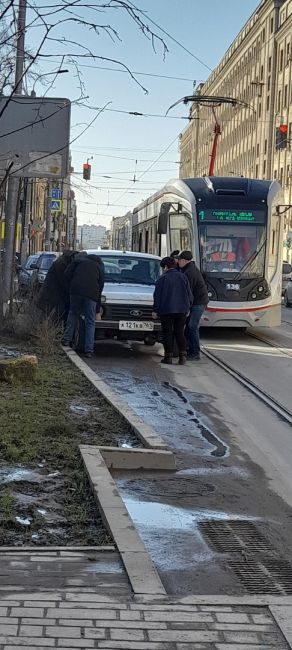 «Где же эвакуаторщики ,когда надо их нет, пробки из-за таких у....в», задаётся справедливым вопрос наш читатель..