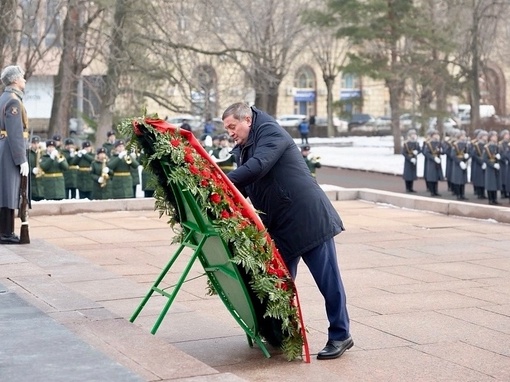 🕯 В Волгограде жители и гости Волгоградской области почтили память защитников Отечества минутой..