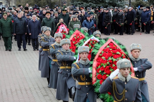 У вечного огня в сквере имени Фрунзе сегодня почтили память павших..