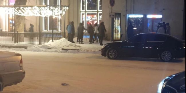 Ее участниками стали около 15 человек

В центре Новосибирска толпа местных жителей устроила потасовку. В..