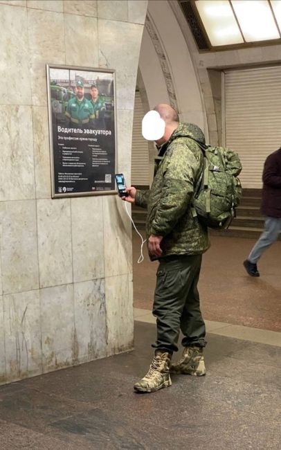 В Москве у мужчины в камуфляже произошло внезапное..