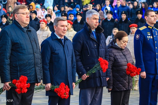 Еще немного кадров со вчерашней церемонии возложения цветов и венков на Театральной..