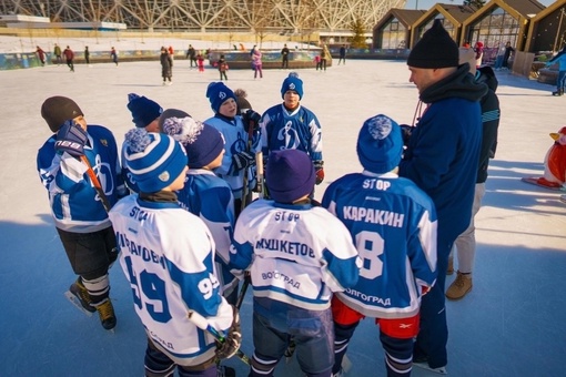 Доброе спортивное! 🌟 

🏒 Совсем юные, но очень талантливые хоккеисты из клуба «Динамо» показали в парке..