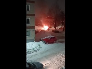 В Дзержинске на Пирогова полыхал автомобиль.
..