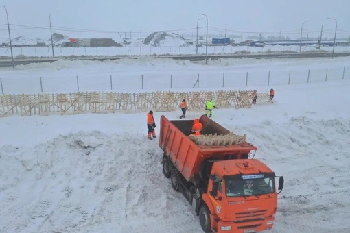 На трассе М12 в Татарстане установили снегозадерживающие щиты.

Поможет?..