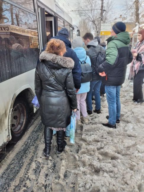 «Жижа и каша!»: В Самаре пассажиры увязли на популярной автобусной остановке 

На фото много рыхлого снега
..