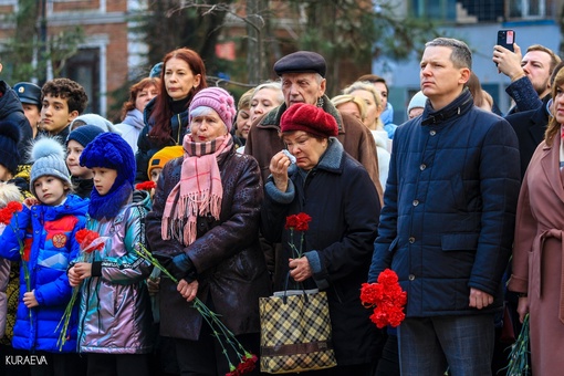 Еще немного кадров со вчерашней церемонии возложения цветов и венков на Театральной..