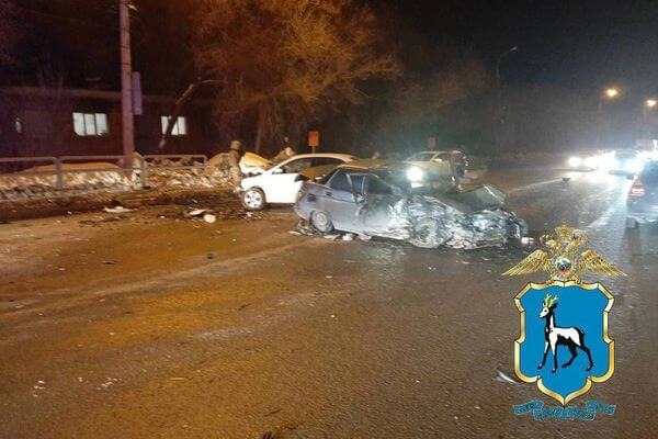 Два человека попали в больницу после столкновения трех автомобилей в Самаре 

Авария произошла вечером 26..