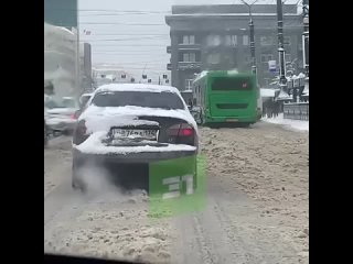 Проспект Ленина завален снегом. Это очень затрудняет проезд. 

Видео: 31..