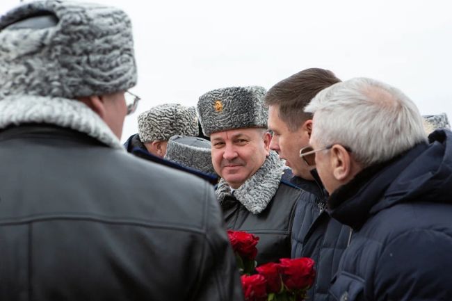 В преддверии Дня защитника Отечества в Нижегородском Кремле возложили цветы к Вечному огню и памятнику..