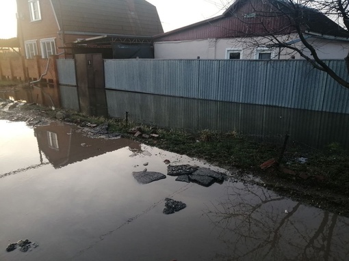 Проезд 3ий Пригородный. Месяц живём в воде в буквальном смысле😭  112 и 050 звоним ежедневно...была машина, но..