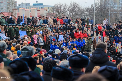 Еще немного кадров со вчерашней церемонии возложения цветов и венков на Театральной..