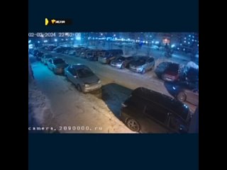 Водитель протаранил сразу несколько машин во дворе на Дмитрия Шмонина, 10/2.

По словам очевидцев, за рулем..