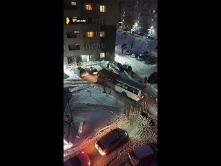 Сотрудники Госавтоинспекции Новосибирска ищут водителя автобуса, который решил объехать пробку через..