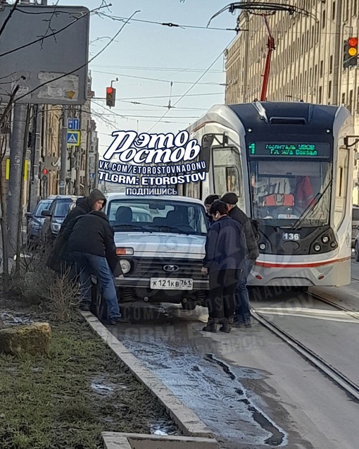 В центре Ростова на Станиславского/Соколова водитель Нивы коряво припарковался, из-за чего движение..