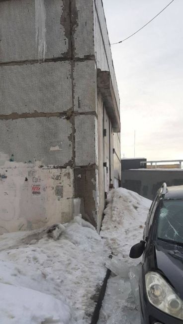 На Чичерина, 42 на припаркованный автомобиль упала глыба льда. 

Фото. канал «Новости Челябинска и..