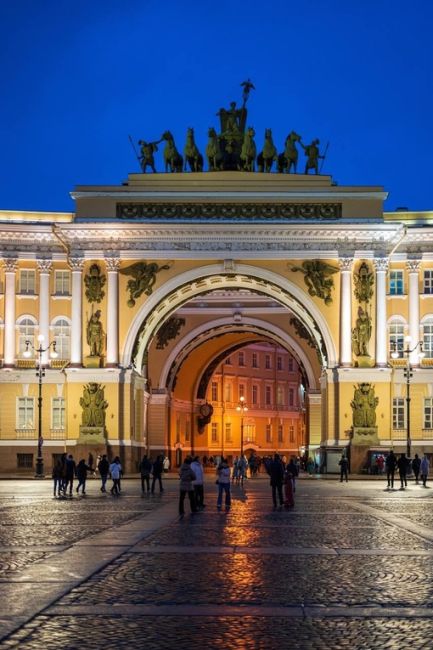 Вечерняя атмосфера Дворцовой площади..