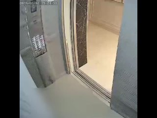 В Краснодаре очередная "ЯЖЕМАТЬ" избила в лифте чужого ребенка

На видео молодая мама заходит в лифт со своим..