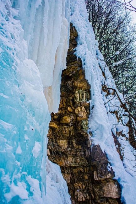 Фотографии [https://vk.com/wall-24129744_46951|замерзших водопадов] под парком "Швейцария" собрали уже сотни лайков..
