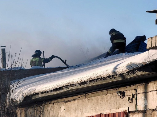 Пожар случился в автосервисе по улице Валдайской.   
  
Сотрудники МЧС эвакуировали два автомобиля и три..