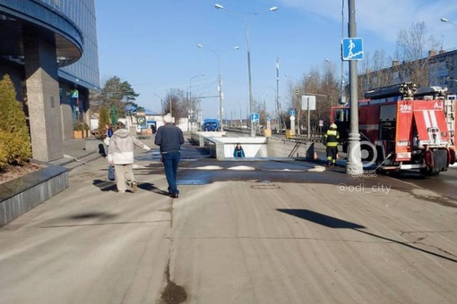 В МФЦ в бизнес-центре во Внуково из-за записки эвакуировали 86 человек.

В записке неизвестный заявил, что он..