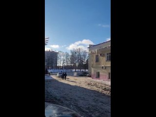 Чистка снега с крыши Минкульта и соседних зданий на Гагарина 20 и 24. Никаких огораживающих лент и знаков, ..